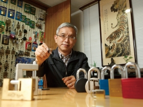 同業一家一家關了 最老掛鎖廠隆輝還在 67歲老店變潮 打造愛情鎖突圍