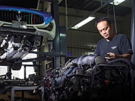 陳偉泓》破英文苦讀原文書自學  搞定超跑疑難雜症  永遠都在找答案  「人怎能輸給車」