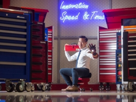 工具箱霸主》電影《青蜂俠》的工具箱  就是明昌產品 從6人鐵皮屋起家  變德、美龍頭企業戰略夥伴