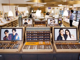 複製快時尚  眼鏡要和時裝一樣換季  30分鐘搞定  從櫃台到庫存都要「快」