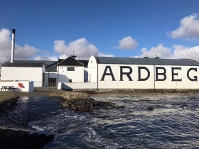 煙燻、泥煤、北海風 北國海島的琥珀陳釀 艾雷島威士忌 海島味稱典範 特殊蟲桶冷凝 酒質清透細膩 木箱廠變酒廠 賣「最靠北」新酒