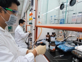 治本之道》病例十年增七倍  噴藥難防堵 四型病毒難捉摸  盼了70年  關鍵疫苗還在等