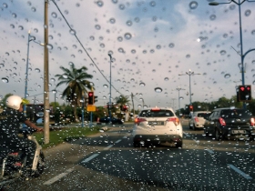 颱風假說放就放  討好市民卻流失競爭力 對不起國家民族的事  柯P為何要做