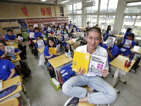 在課堂講公義  在街頭爭權益 潮男鮮師黃益中  讓冷門公民課暴紅
