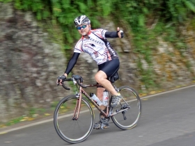 崇友老頑童回任董座  四十年公司變活潑  電梯大廠轉守為攻  營收獲利雙成長