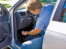 搶先插旗》從保險、服飾到汽車業都動起來  傳統產業跑最前面    老店搭物聯網潮再創新！