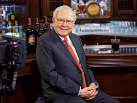 巴菲特：只要升息緩 buying stocks hand over fist