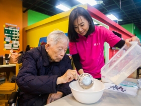 新思惟》錸工場顛覆「無微不至」的迷思 科技公司董娘用減法照顧  讓9旬父重拾活力