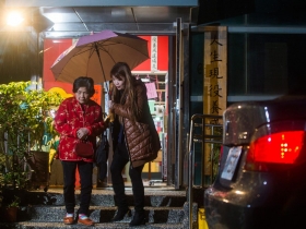 上班時，警察局來電，劈頭一頓罵，「你是怎麼照顧你母親的！」