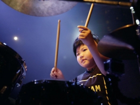 八歲失明男孩的訓斥  讓楊力州咬牙開拍  3分鐘變27分鐘《小小鼓手》更催淚