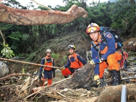 烏來災區徒手開挖土石救人  全台感動秒讚  火裡來、水裡去  只差死神十公分的特搜英雄