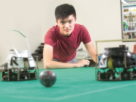 台灣小子蘇寄偉  率隊勇奪機器人世界盃足球賽5項冠軍 不愛念書、全靠自學  18歲的他如何當上金牌教練？