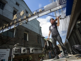 台妹勞工片《愛琳娜》 力抗好萊塢《侏羅紀》鬼才導演林靖傑 開出恐龍也踩不扁的花朵