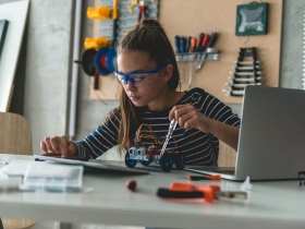 網路開店》越怪越有人氣 一年吸１５００萬 科學也能當玩具賣 小夫妻把小眾變獨門生意