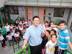 台中霧峰區》蒙受家暴陰影，孩子好受傷 老外神父用愛， 搶救「台灣的明天」