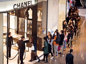 消費實戰》貴婦想賺匯差 業者卻悄悄調價 趁便宜歐元搶精品 必懂三大攻略