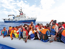 巨資購船、無人機搜索 改寫地中海悲歌 不願冷漠 富豪夫妻救三千海上難民 