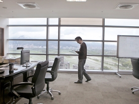 他的成功心法》身價上百億富豪  在16樓修行的禪師企業家