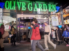 達人看美股》達頓股價急漲背後的疲態 餐飲巨頭雖有人氣  獲利能見度不佳