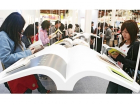 書展熱鬧  書商苦撐  文化部擬端解方 推新制救出版  為何10年定不了案？