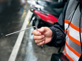 現場直擊  沒錢沒設備  水公司還用三十年前那一套 全台5.9萬公里管線  只靠67人徒步抓漏 