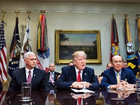 川普放炮後美元急墜  引發全球股匯蝴蝶效應 一場貨幣戰爭  讓資產股變台股黑馬