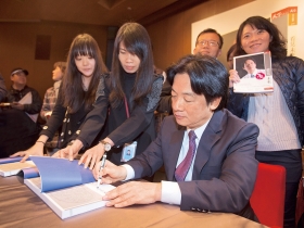 新書簽名會擠爆 不選總統 賴清德仍「看見未來」