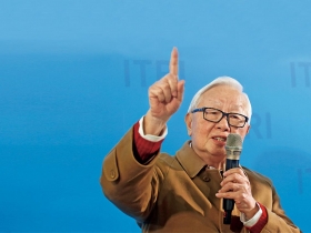 半導體大戰》張忠謀鬆口登陸 「不能把市場讓給三星」西進態度丕變 台積電為何轉向？