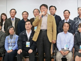 柯團隊共識營 皮繃緊聽「媒體關係」