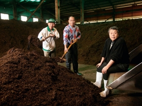 為太陽能出錢出力 周美惠串起愛家的人 陽光阿嬤鼓吹環保 不惜一秒變「暴君」