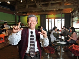 73歲劉峰松 每天背十幾公斤資料跑全台 不怕被笑牽豬哥 他幫七千人作媒