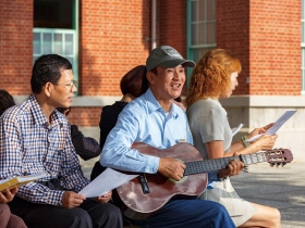 廖清閔用LINE 即時授課 讓72歲公嬤都能學 海上男兒回鄉 街頭彈唱教英文