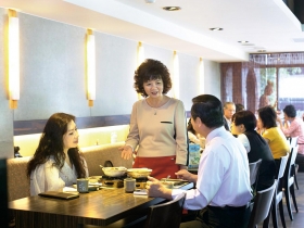 黃瓊瑩48歲「早退」 玩出營收破億新事業 財務長甩開數字 變蔬食餐廳女大亨