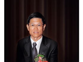 終於坐大位 羅才仁