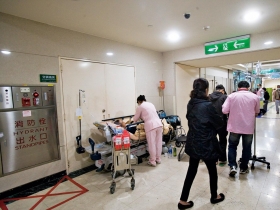 台大醫院急診部第一線醫師告白化療病人發高燒，我卻只能找推床幫她挪到走廊上……