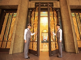 先蹲後跳》入行門檻低 晉升速度快 觀光潮大爆發 八千職缺造就服務新貴