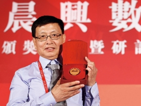 「敢做大學問」 張益唐破解  160年數學難題 窩速食店八年的中研院新院士