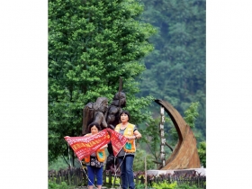 高山險路 暴雨大霧 堅持20年沒在怕 她，緊握方向盤 把愛肝熱血 送進107個偏鄉