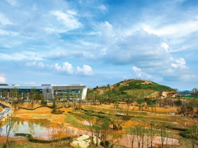 貴州直擊》隧道裡的數據中心、機器人大軍做手機都在這裡 鴻海營收挑戰 10兆的關鍵基地