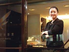 曾美絹只有高中學歷 卻管理逾四百個旅館房間 她，從櫃檯小妹做起 翻身商旅新天后