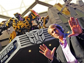 麥可貝新片大搞「中國置入」 從商品玩到政治 全球狂捲千億  變形金剛撈錢解碼