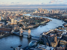 在世界的一平方英哩中奔騰