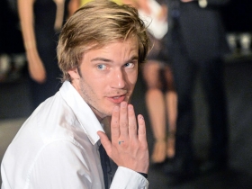 打怪自拍 誘千萬粉絲 讓迪士尼捧鈔上門 24歲屁呆男 掛網玩出逾30億身價