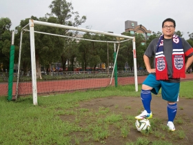 跟我這樣愛台灣》白天當警察 晚上變熱血球評 堅持十二年 石明謹為足球播種