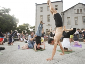 跟我這樣愛台灣》透過雜技、攝影與演講 走訪各地 倒立先生 用街頭藝術改變社會
