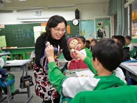 創意鮮師》自創曼陀羅法 九宮格抓住關鍵字 手偶小老師陪讀 吸住學生眼球40分鐘