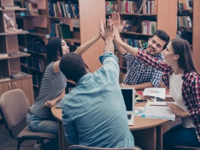 當你還在看電視 他們存摺已經進帳7位數 有錢人下班後 惦惦在做的事