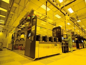 指數區間遊走 市場資金氾濫 業績追逐賽開跑 有獲利就是好股