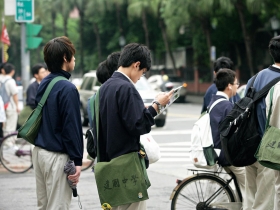 反對團體批去台灣化 高中老師憂「教不下去」 綁憲法修歷史課綱 學者：後患無窮