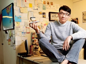 喝咖啡側聽聊是非 逛臉書貼近讀者 靠偷窺找Q點 馬克畫出高人氣